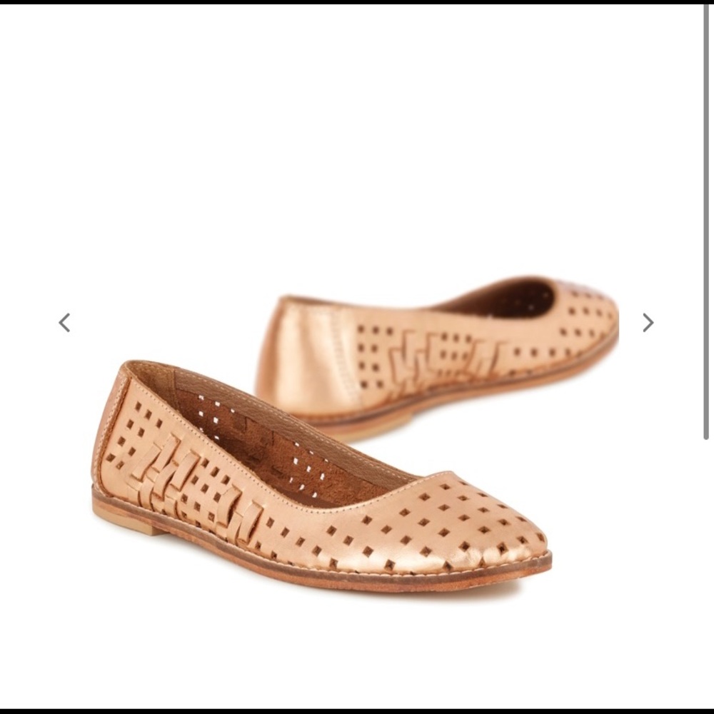 EMU Lymwood Metallic Rose Gold Flat. Size 8. Perforated details. Minor wear.